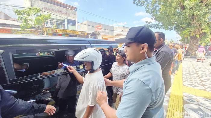 Presiden ke-7 RI Joko Widodo (Jokowi) saat membagikan paket sembako dan uang kepada warga di sekitar Pasar Jongke, Pajang, Laweyan, Solo, Kamis (12/3/2026).