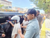 Jokowi Bagi-bagi Paket Sembako-Uang Tunai di Pasar Jongke Solo