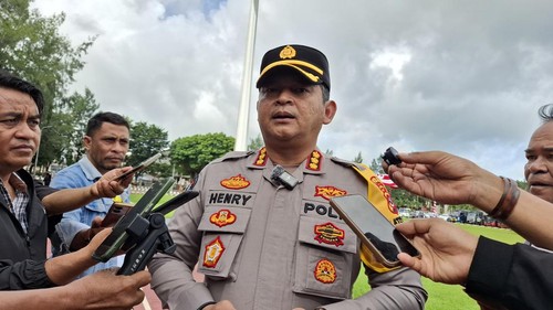 Kabid Humas Polda NTT, Kombes Henry Novika Chandra, diwawancarai seusai Apel Gelar Operasi Ketupat Turangga 2026 di Mapolda NTT, Kamis (12/3/2026). (Yufengki Bria/detikBali)