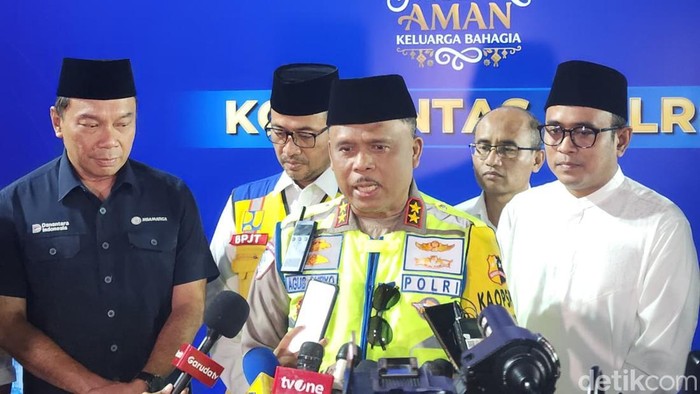 Kakorlantas Polri Irjen Agus Suryonugroho bersama Menhub Dudy Purwagandhi memantau pergerakan arus mudik malam ini usai doa bersama. (dok Korlantas)