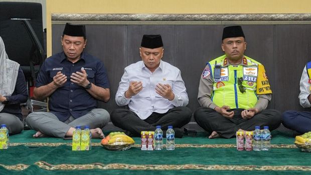 Kakorlantas Polri Irjen Agus Suryonugroho doa bersama Menhub di KM 29 jelang Operasi Ketupat 2026, Kamis (12/3/2026).