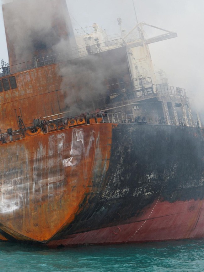 Kapal Tanker Asing Terbakar Usai Serangan di Perairan Irak