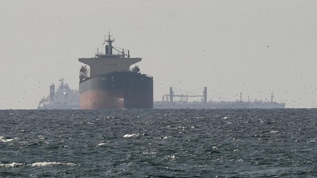 Kapal tanker berlayar di Teluk, dekat Selat Hormuz, seperti yang terlihat dari bagian utara Ras al-Khaimah, dekat perbatasan dengan pemerintahan Musandam di Oman, di tengah konflik AS-Israel dengan Iran, di Uni Emirat Arab, 11 Maret 2026. (REUTERS/Stringer)