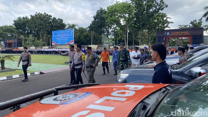 Kapolda Babel Irjen Viktor T Sihombing dan Gubernur Hidayat Arsani, cek personel serta kendaraan.
