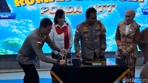 Kapolda NTT Irjen Rudi Darmoko saat meresmikan rumah bahagia di Mapolda NTT, Kamis (12/3/2026). (Yufengki Bria/detikBali).