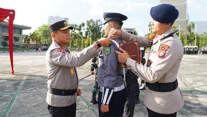 Kapolda Riau Irjen Pol Herry Heryawan dan Pangdam XIX/Tuanku Tambusai pimpin Apel Pasukan Operasi Ketupat Lancang Kuning 2026, di kantor Gubernur Riau, Kamis (12/3/2026).