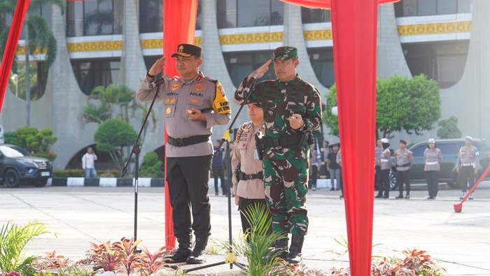 Kapolda Riau Irjen Pol Herry Heryawan dan Pangdam XIX/Tuanku Tambusai pimpin Apel Pasukan Operasi Ketupat Lancang Kuning 2026, di kantor Gubernur Riau, Kamis (12/3/2026).