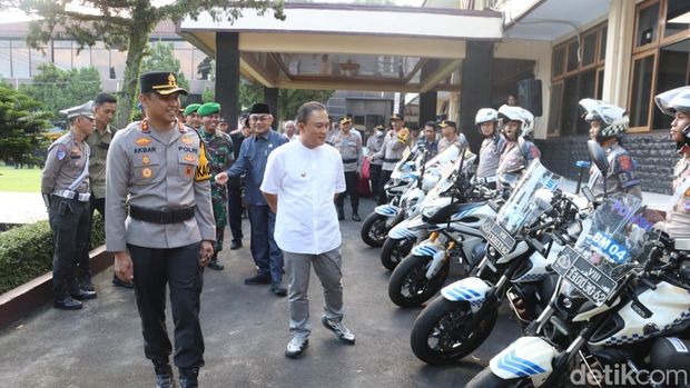 Kapolres Kuningan mengecek kesiapan personel untuk amankan mudik di Kuningan Kapolres Kuningan mengecek kesiapan personel untuk amankan mudik di Kuningan