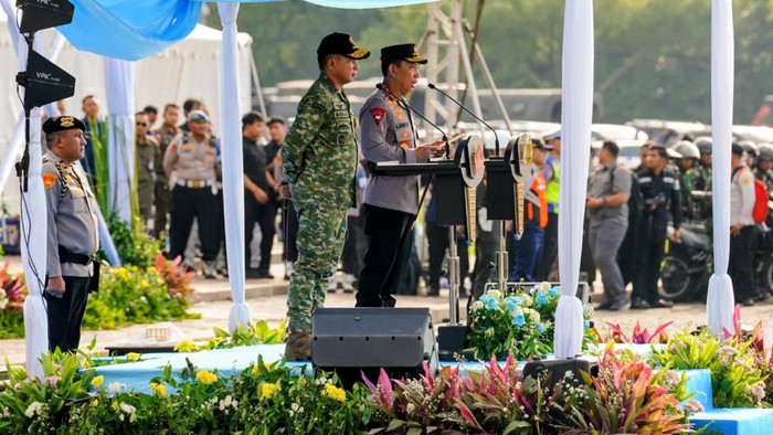 Kapolri Jenderal Listyo Sigit Prabowo bersama Panglima TNI Jenderal Agus Subiyanto memimpin Apel Gelar Pasukan Operasi Ketupat 2026 di Monas, Jakarta, Kamis (12/3/2026). Apel ini menandai kesiapan negara dalam mengamankan arus mudik dan arus balik Le