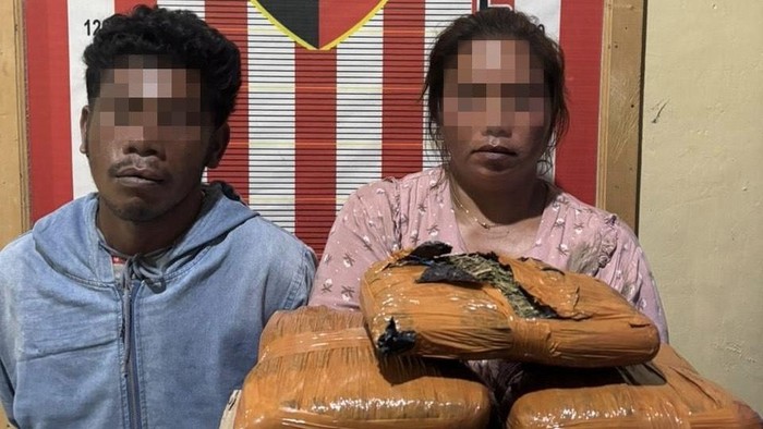 Kedua tersangka bersama barang bukti 5 Kg ganja saat diamankan di Polsek Barus. (dok. Polsek Barus)