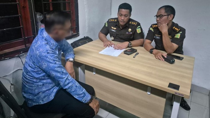 Kejaksaan saat memeriksa Kadishub inisial AP. (dok. Kejari Padangsidimpuan)