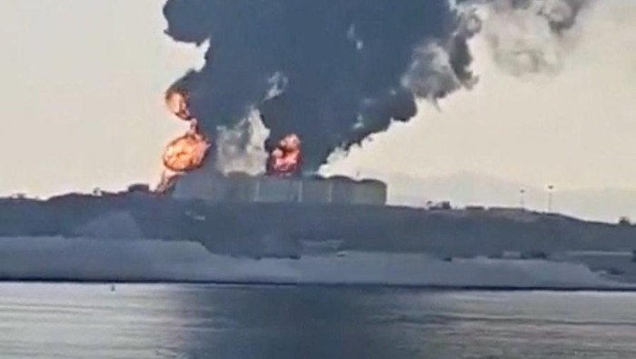 Kepulan asap tebal terlihat membumbung dari fasilitas penyimpanan minyak di Pelabuhan Salalah, Rabu (11/3/2026), setelah terjadi serangan drone yang memicu kebakaran di kawasan pelabuhan tersebut. Insiden ini terekam dalam cuplikan video yang beredar