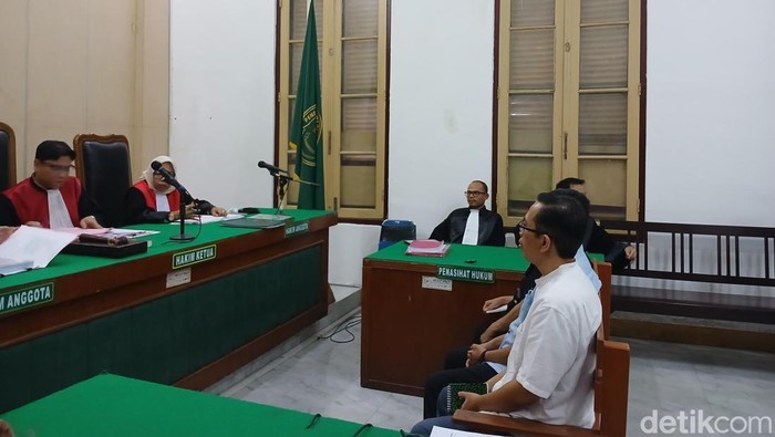 Ketiga terdakwa menjalani sidang dakwaan di ruang Cakra 8 PN Medan, Kamis (12/3/2026). (Juita Sinuhaji/detikSumut)