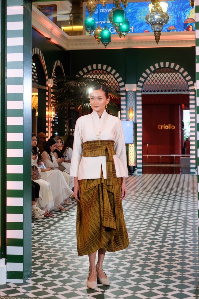 Setelah pertunjukan berakhir, para tamu kembali ke butik OE untuk berkumpul dan menikmati hidangan ringan berbuka puasa. Momen ini sekaligus memberi kesempatan bagi tamu untuk melihat lebih dekat koleksi Raya 2026 dalam suasana yang lebih santai. (Foto: Dok. OE)