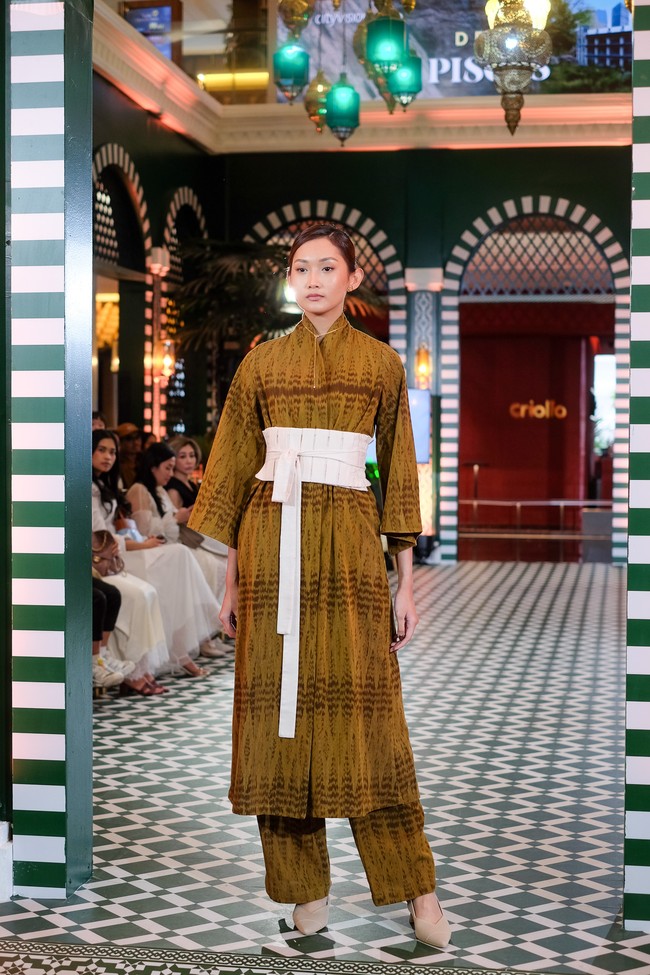 Setiap busana dipadukan dengan perhiasan bergaya heritage dari Tulola serta sepatu dari Vivaia yang dikenal mengutamakan kenyamanan dan craftsmanship. Perpaduan tersebut menghadirkan tampilan yang elegan namun tetap relevan untuk momen Lebaran, dengan pendekatan desain yang menggabungkan nilai tradisi dan gaya kontemporer. (Foto: Dok. OE)