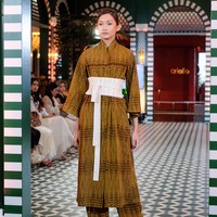 Setiap busana dipadukan dengan perhiasan bergaya heritage dari Tulola serta sepatu dari Vivaia yang dikenal mengutamakan kenyamanan dan craftsmanship. Perpaduan tersebut menghadirkan tampilan yang elegan namun tetap relevan untuk momen Lebaran, dengan pendekatan desain yang menggabungkan nilai tradisi dan gaya kontemporer. (Foto: Dok. OE)