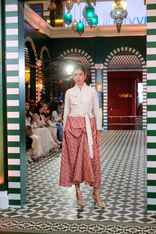 Sebanyak 16 tampilan yang terdiri dari busana perempuan dan laki-laki diperagakan dalam trunk show yang digelar di Atrium Level 4 Plaza Indonesia. Koleksi tersebut menonjolkan estetika OE yang memadukan warisan tekstil Nusantara dengan sentuhan modern. (Foto: Dok. OE)