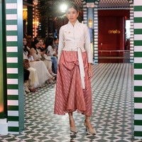 Sebanyak 16 tampilan yang terdiri dari busana perempuan dan laki-laki diperagakan dalam trunk show yang digelar di Atrium Level 4 Plaza Indonesia. Koleksi tersebut menonjolkan estetika OE yang memadukan warisan tekstil Nusantara dengan sentuhan modern. (Foto: Dok. OE)