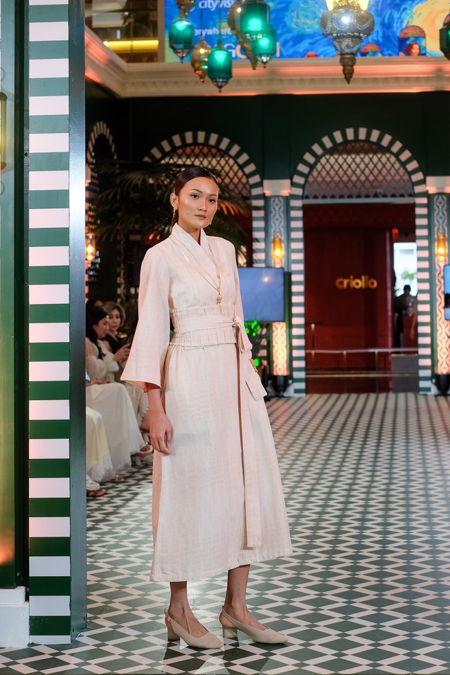 Disajikan dalam gelaran Lebaran in Style Trunk Show di Plaza Indonesia, koleksi ini menampilkan perjalanan reflektif tentang berbagai “lapisan” yang membentuk diri seseorang, sekaligus merayakan momen Ramadan dan Idul Fitri melalui busana. (Foto: Dok. OE)
