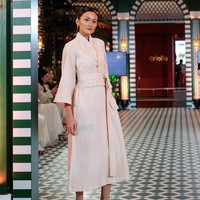 Disajikan dalam gelaran Lebaran in Style Trunk Show di Plaza Indonesia, koleksi ini menampilkan perjalanan reflektif tentang berbagai “lapisan” yang membentuk diri seseorang, sekaligus merayakan momen Ramadan dan Idul Fitri melalui busana. (Foto: Dok. OE)