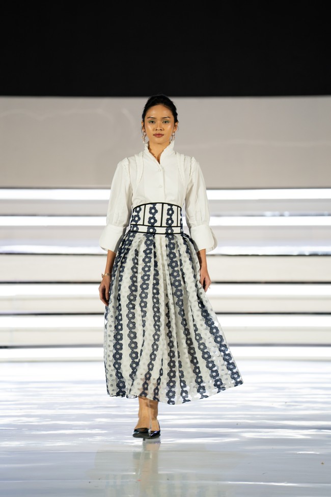 Berbeda dari koleksi siap pakai Wilsen Willim yang biasanya, koleksi Raya tahun ini banyak mengeksplorasi material yang memberi kesan ringan namun tetap mewah. Ia menghadirkan kain lace menerawang yang ringan, jacquard yang elegan, serta tetap mempertahankan penggunaan katun dan suiting fabric yang kerap menjadi ciri khasnya. Foto: Dok. Wilsen Willim