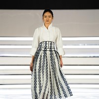Berbeda dari koleksi siap pakai Wilsen Willim yang biasanya, koleksi Raya tahun ini banyak mengeksplorasi material yang memberi kesan ringan namun tetap mewah. Ia menghadirkan kain lace menerawang yang ringan, jacquard yang elegan, serta tetap mempertahankan penggunaan katun dan suiting fabric yang kerap menjadi ciri khasnya. Foto: Dok. Wilsen Willim