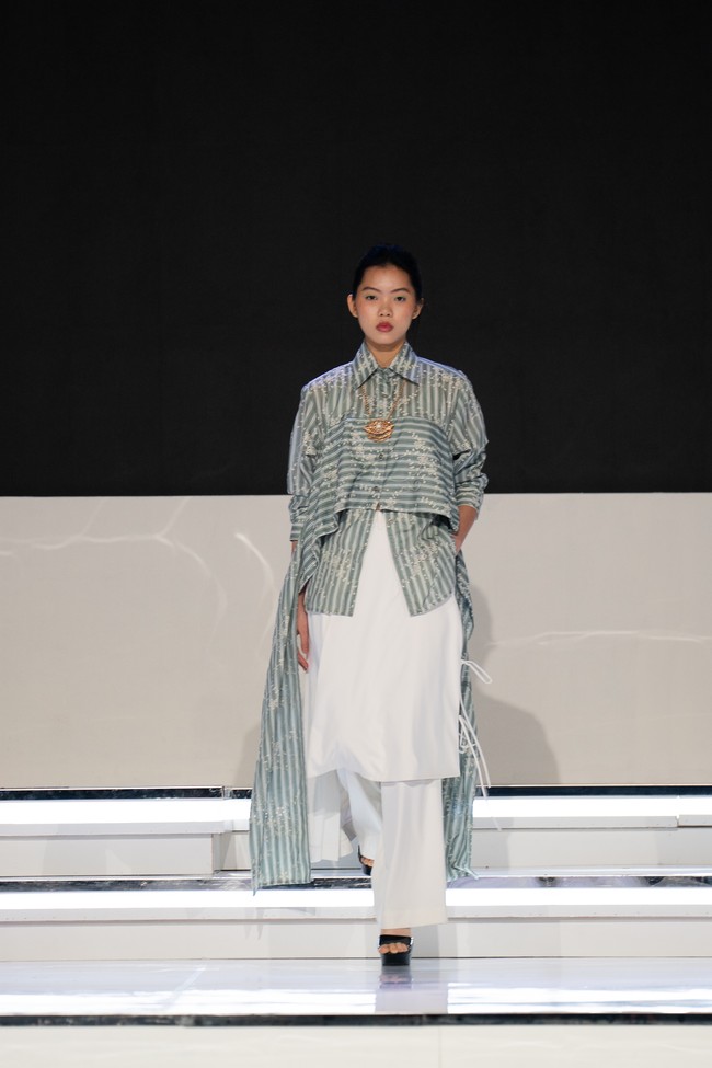 Koleksi Raya 2026 ini dipresentasikan dalam ajang Livin’ Fest Mandiri Heritage Raya 2026 yang digelar di Ballroom Ritz-Carlton Pacific Place, Jakarta, pada Jumat (6/3/2026). Dalam presentasi tersebut, koleksi Wilsen Willim dipermanis dengan perhiasan dari The Palace. (Foto: Dok. Wilsen Willim)