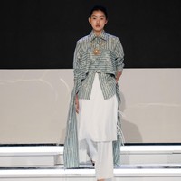 Koleksi Raya 2026 ini dipresentasikan dalam ajang Livin’ Fest Mandiri Heritage Raya 2026 yang digelar di Ballroom Ritz-Carlton Pacific Place, Jakarta, pada Jumat (6/3/2026). Dalam presentasi tersebut, koleksi Wilsen Willim dipermanis dengan perhiasan dari The Palace. (Foto: Dok. Wilsen Willim)