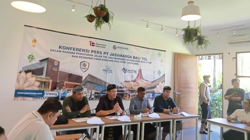 Konferensi pers PT Jasamarga Bali Tol (JBT) di Two Fat Monks Asian Bistro & Coffee, Denpasar, Kamis (12/3/2026). (Hani Sofia/detikBali)