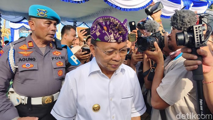 Gubernur Bali Wayan Koster sesaat setelah memberi keterangan kepada wartawan di Mako Brimob Polda Bali, Kamis (12/3/2026).