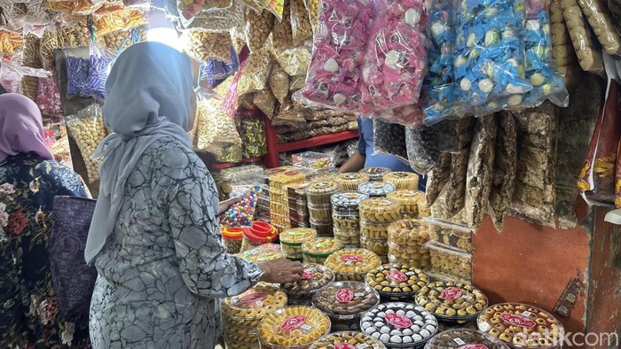 Kue kering di Pasar Wonokromo Surabaya