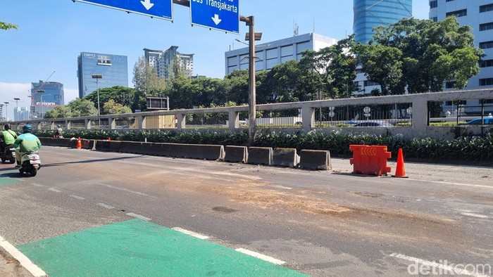 Lalin Depan Gedung DPR, Terlihat Ada Bekas Ceceran Solar