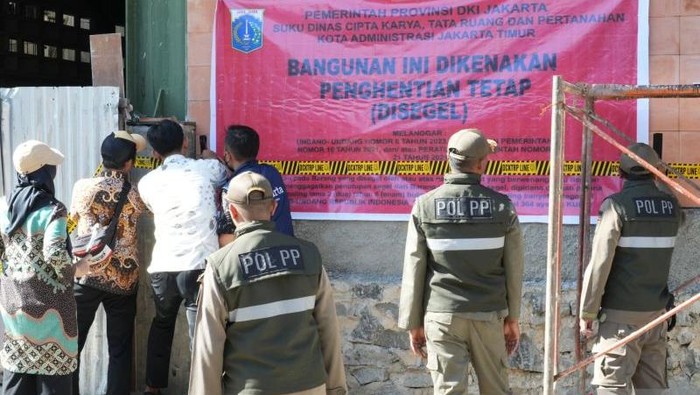 Pemerintah Kota Jakarta Timur menyegel lapangan padel yang tidak sesuai dengan izin peruntukannya di Jalan Kolonel Sutomo 1 Nomor 22, RT 06/RW 06, Kelurahan Kebon Pala, Makasar, Jakarta Timur, Kamis (12/3/2026).