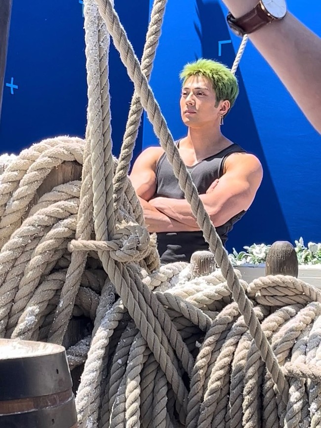 Hal itu juga diamini partner kerjanya, Taz Skylar, pemeran Sanji. Dalam video wawancara bersama Rotten Tomatoes, ia mengaku kagum dengan tubuh Mackenyu yang lebih kekar dan atletis. Foto: Instagram/@mackenyu