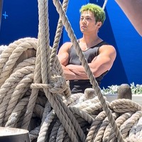Hal itu juga diamini partner kerjanya, Taz Skylar, pemeran Sanji. Dalam video wawancara bersama Rotten Tomatoes, ia mengaku kagum dengan tubuh Mackenyu yang lebih kekar dan atletis. Foto: Instagram/@mackenyu
