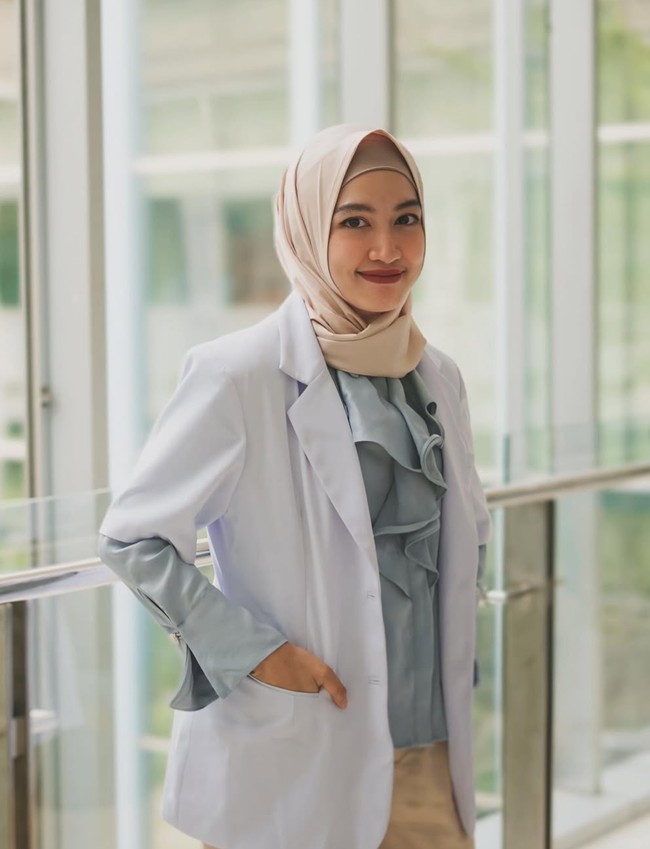 Maissy dan suaminya diketahui sama-sama berprofesi sebagai dokter. Riky merupakan dokter spesialis orthopedi dan Maissy saat ini berprofesi sebagai dokter umum namun tengah menempuh pendidikan spesialis penyakit dalam di Universitas Indonesia. Foto: Instagram/@pramaisshelarinda.md
