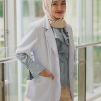 Maissy dan suaminya diketahui sama-sama berprofesi sebagai dokter. Riky merupakan dokter spesialis orthopedi dan Maissy saat ini berprofesi sebagai dokter umum namun tengah menempuh pendidikan spesialis penyakit dalam di Universitas Indonesia. Foto: Instagram/@pramaisshelarinda.md