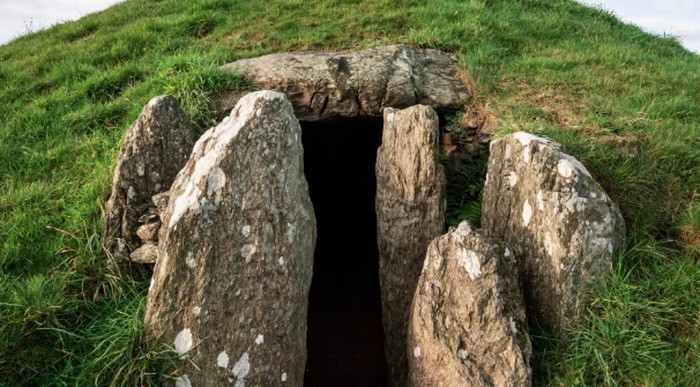 Makam prasejarah raksasa di Spanyol menyimpan artefak dan benda ritual kuno.