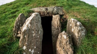 Arkeolog Buka Makam 5.000 Tahun, Harta Karun Kuno Bermunculan