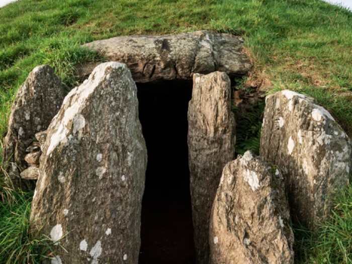 Makam prasejarah raksasa di Spanyol menyimpan artefak dan benda ritual kuno.