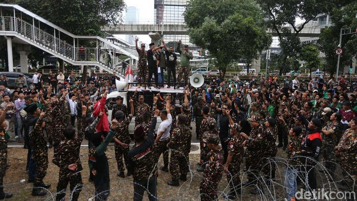 Anggota Barisan Ansor Serbaguna berunjuk rasa di depan Gedung Merah Putih KPK, Kamis (12/3/2026).