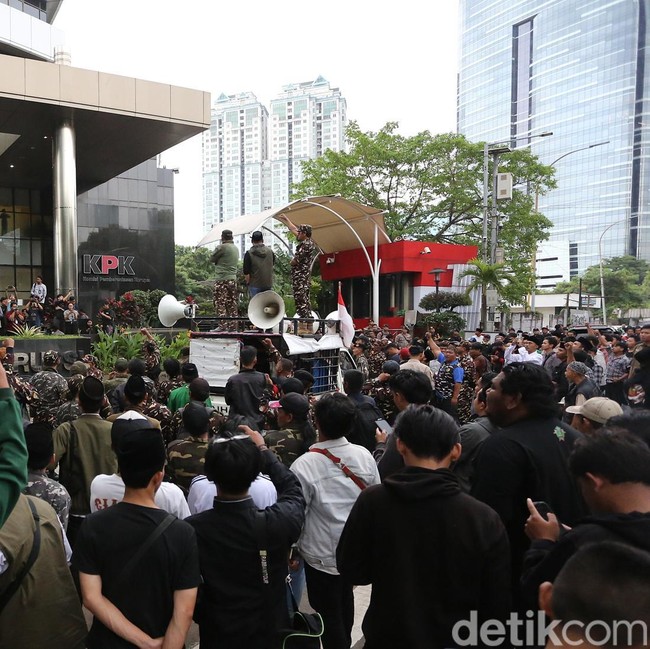 Mantan Menag Gus Yaqut Ditahan, Massa Banser Geruduk KPK