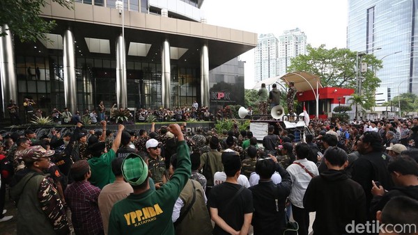 Mantan Menag Gus Yaqut Ditahan, Massa Banser Geruduk KPK