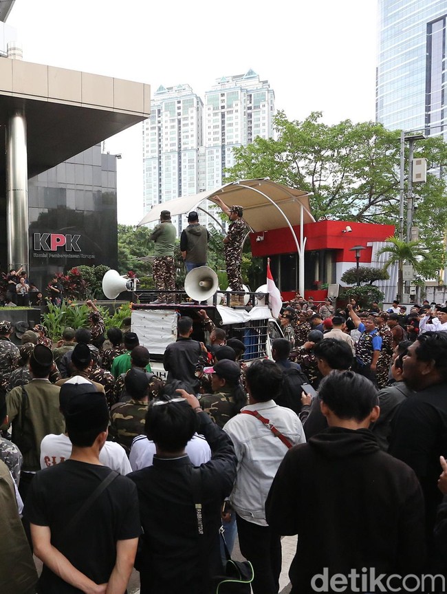 Mantan Menag Gus Yaqut Ditahan, Massa Banser Geruduk KPK