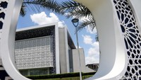 Keindahan kawasan masjid juga diperindah dengan deretan pohon kurma yang didatangkan dari Pulau Madura, yang tumbuh subur dan menambah nuansa khas di lingkungan masjid tersebut.