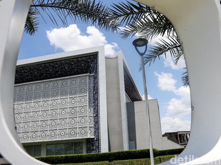 Masjid An-Noor Ciputat Elegan Tampil Minimalis