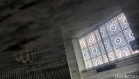 Tampilan eksterior masjid menghadirkan sentuhan arsitektur khas Timur Tengah yang semakin memperkuat karakter bangunan.