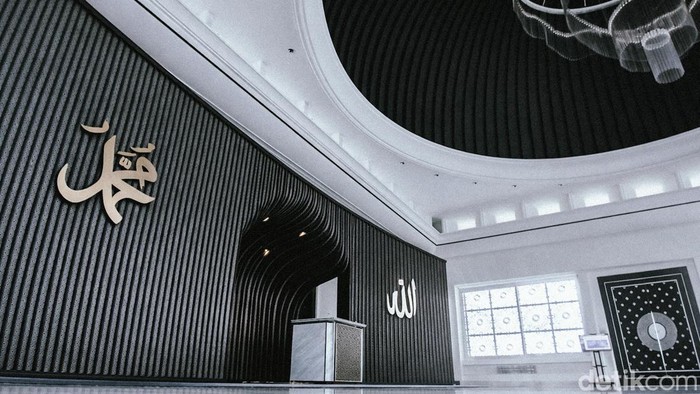 Masjid An-Noor Ciputat tampil elegan dengan mengusung konsep arsitektur minimalis yang memadukan keindahan desain modern dengan nuansa religius. Kehadirannya menawarkan suasana ibadah yang damai dan menenangkan di tengah padatnya aktivitas masyarakat di kawasan Tangerang Selatan.