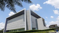 Berlokasi di Jalan RE Martadinata, Ciputat, Masjid An-Noor Ciputat kini menjadi salah satu ikon baru di kawasan tersebut berkat desainnya yang sederhana namun tetap memancarkan kesan megah dan modern.