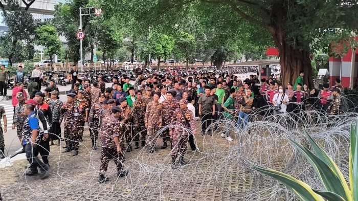 Massa Banser datangi KPK saat eks Menag Yaqut diperiksa, Kamis (12/3/2026)